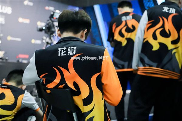 穿越火线的人：花瓣，他离五冠只有一“凳”之遥